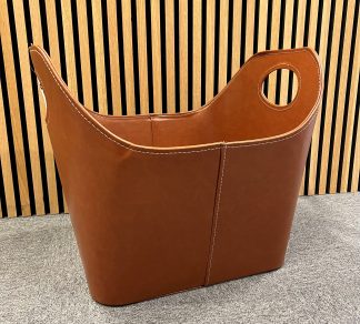 Vedkurv, brun kunstlær. Store hanker - Utstilt i butikk